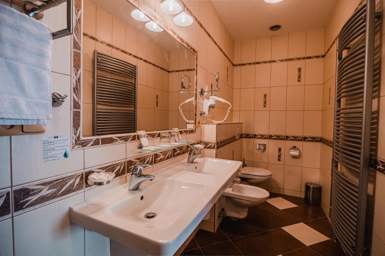 Hotel Krajka**** Vamberk Luaran gambar
